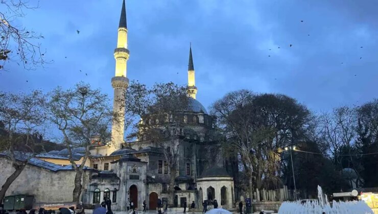 Regaip Kandili’nde vatandaşlar Eyüpsultan Camii’ne akın etti