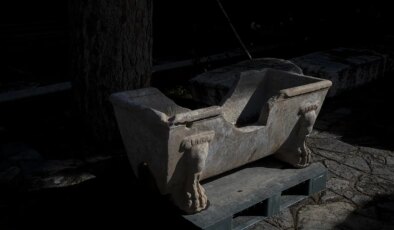 Romalı seçkinlerin kullandığı mermer küvet çeşme yalağına çevrilmiş