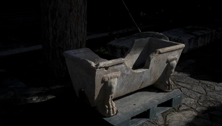 Romalı seçkinlerin kullandığı mermer küvet çeşme yalağına çevrilmiş