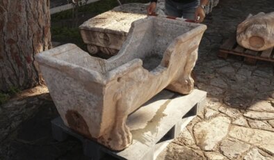 Romalı seçkinlerin kullandığı mermer küvet çeşme yalağına çevrilmiş