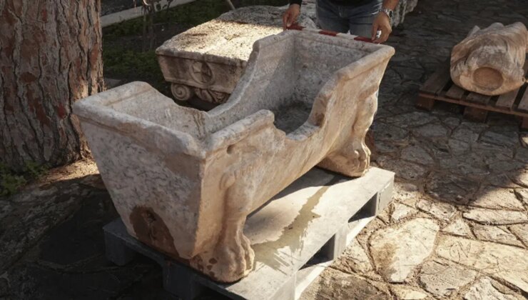 Romalı seçkinlerin kullandığı mermer küvet çeşme yalağına çevrilmiş