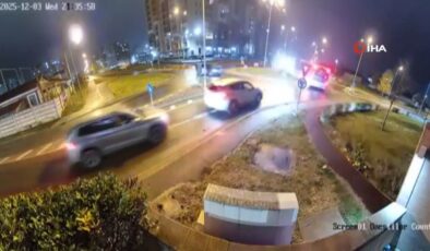 Romanya’da film sahnesi gibi kaza: İki aracın üzerinden uçtu