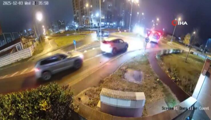 Romanya’da film sahnesi gibi kaza: İki aracın üzerinden uçtu