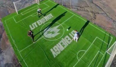 Rus sporcular gökyüzünde bir ilke imza attı: Havada futbol oynadılar