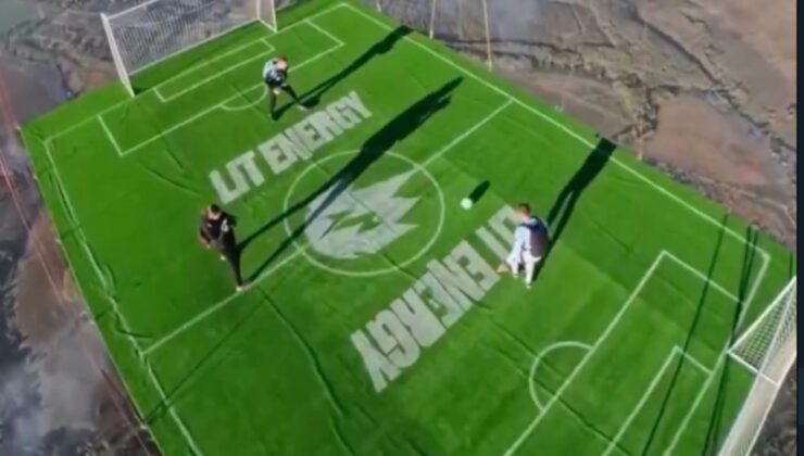 Rus sporcular gökyüzünde bir ilke imza attı: Havada futbol oynadılar