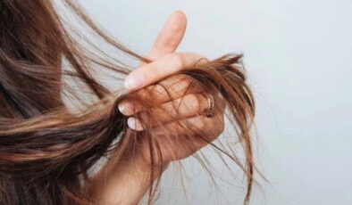 Saç dökülmesini tetikliyor, mat görünüme sebep oluyor: Saç tellerinin incelmesine neden olan 6 alışkanlık