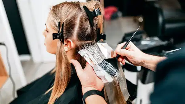 Saçınızı boyamak sizi kanser yapar mı? İşte uzman görüşleri…