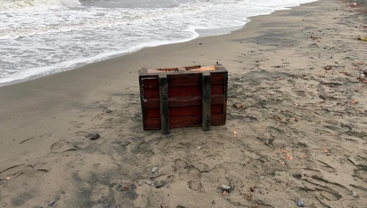 Samsun’da sahilde üzerinde Rusça yazılar olan sandık bulundu