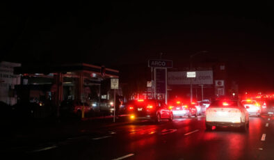 San Francisco’da elektrik kesintisi: 130 bin hane etkilendi, arabalar durdu