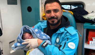 Şanlıurfa’da ambulansta doğum yaptırdı