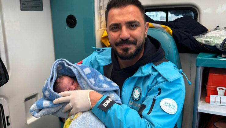 Şanlıurfa’da ambulansta doğum yaptırdı