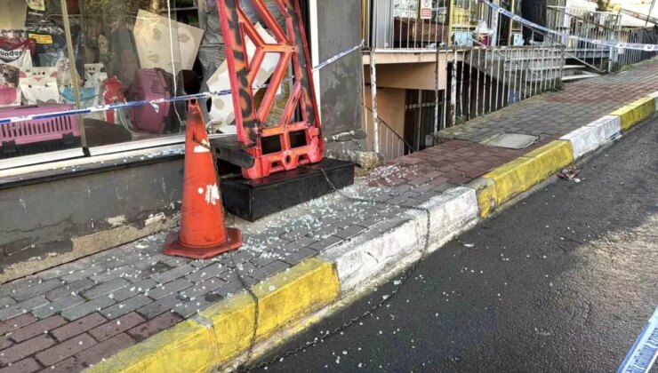 Sarıyer’de üst katı kayıp gecekonduya yaslanan bina havadan görüntülendi