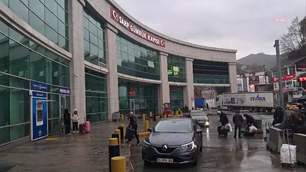 Sarp Sınır Kapısı’nda yılbaşı trafiği: Türkler gidiyor, Gürcüler alışveriş yapıyor