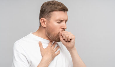 Sessiz reflü şikayetleri artıyor: Geçmeyen öksürük ve boğaz sorunlarına dikkat