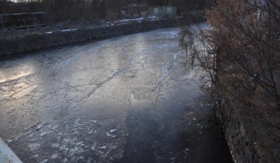 Sıcaklık eksi 15’e düştü: Kars Çayı kısmen dondu