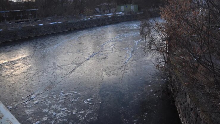 Sıcaklık eksi 15’e düştü: Kars Çayı kısmen dondu
