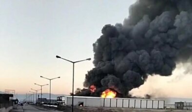Simsiyah dumanlar şehrin birçok noktasında görüldü: Denizli’de filtre sistemi üretilen fabrikada yangın!