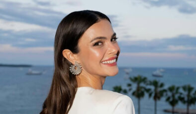 Sinem Ünsal sevgilisi Berk Cankat’la ödül töreninde! Elbisesi beğenilmedi