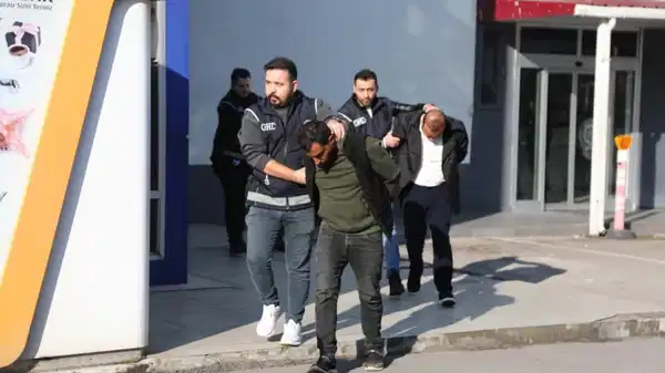 Sınırı 4 bin dolara geçiyorlarmış: Göçmen kaçakçısı 4 şüpheli tutuklandı