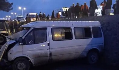 Sinop’ta işçileri taşıyan servis minibüsü otomobille çarpıştı: Ölü ve yaralılar var!
