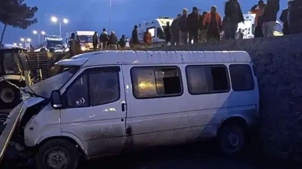 Sinop’ta işçileri taşıyan servis minibüsü otomobille çarpıştı: Ölü ve yaralılar var!