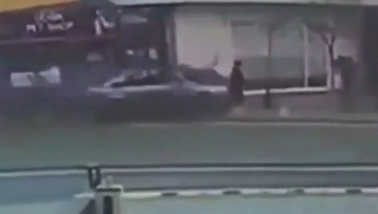 Şişli’de otomobil yayaların arasına daldı: Korku dolu anlar ortaya çıktı!