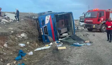 Sivas’ta cezaevi aracı devrildi: Çok sayıda yaralı var