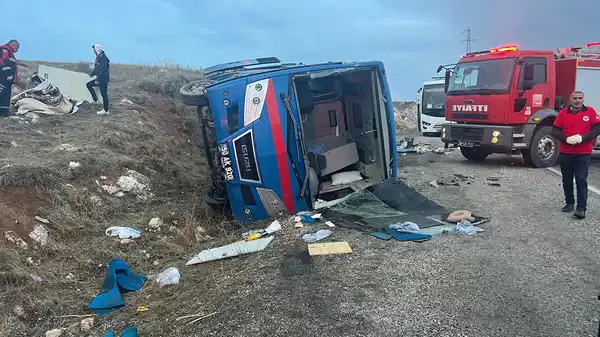 Sivas’ta cezaevi aracı devrildi: Çok sayıda yaralı var