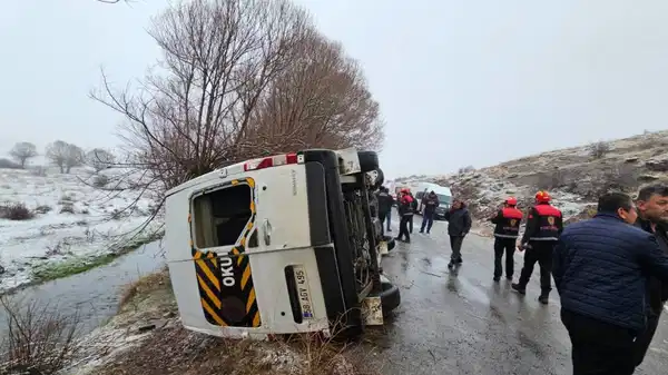 Sivas’ta öğrenci servisi devrildi: Çok sayıda yaralı var!