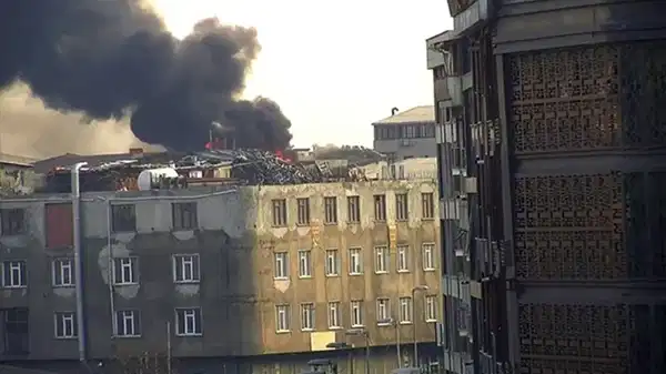 Son Dakika… İstanbul’da bir binada yangın çıktı: Müdahale sürüyor!