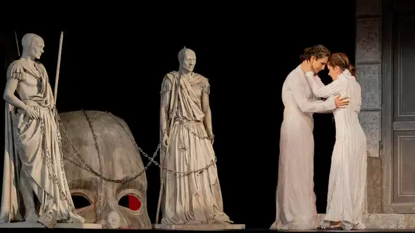 Sophokles’in Antigone’u, Bursa Şehir Tiyatrosu’yla sahnede: Adaletin çığlığı kadının direnişi