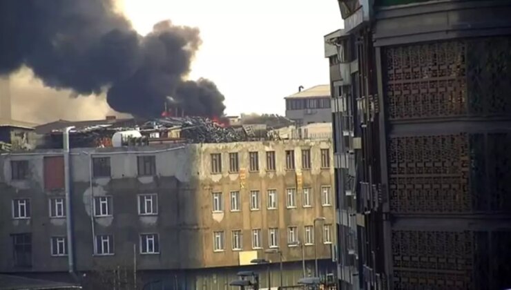 Sultangazi Cebeci Mahallesi’nde bir binanın çatısında yangın çıktı