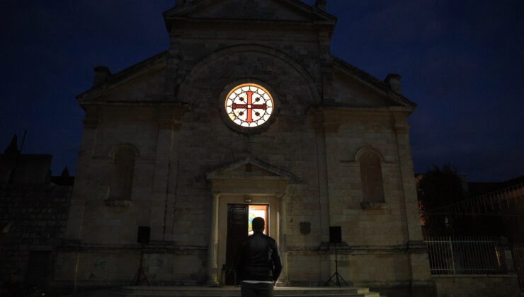 Suriye’de devrimler beraber 14 yıl aranın ardından Noel ışıklandırması yapıldı