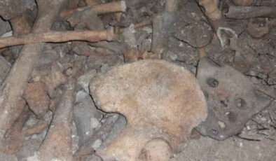 Suriye’de Esad rejimi tarafından kullanılan bir binanın altında toplu mezar bulundu