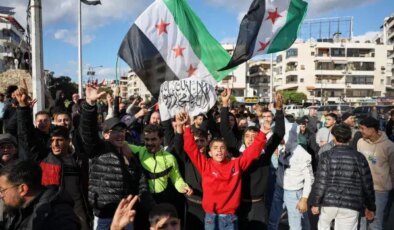 Suriye’de federasyon talebiyle sokaklar karıştı