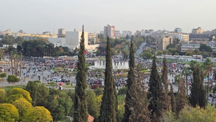 Suriye’de halk, Esad rejiminin devrilmesinin yıldönümünde kutlama için meydanları doldurdu