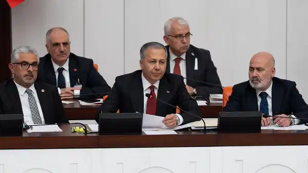 TBMM Genel Kurulu’nda ortam gerildi! İçişleri Bakanı Yerlikaya ile CHP’li vekiller arasında ‘5 bin polis’ tartışması