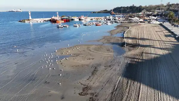 Tekirdağ’da deniz 20 metre çekildi… Kum adacıkları ortaya çıktı!