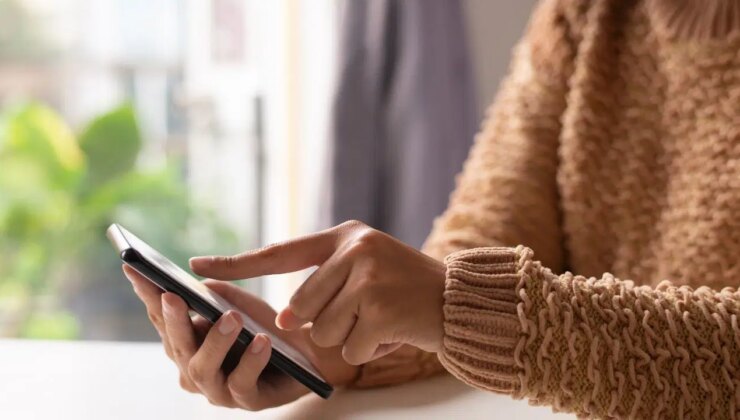 Telefona bakarken cildiniz yaşlanıyor olabilir: ‘Teknoloji boynu’ kırışıklığına dikkat edilmeli…