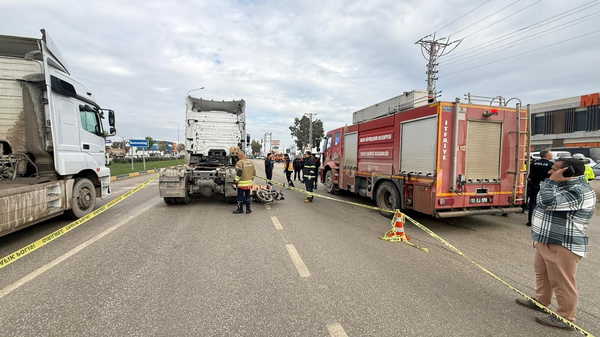 TIR ile motosiklet çarpıştı: Anne ile bebeği öldü, 3 yaralı!