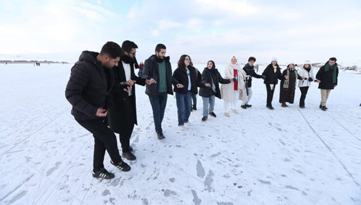 Turistik Doğu Ekspresi Çıldır Gölü’ne hareket getirdi