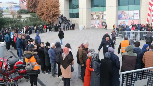 Türkiye’de yaşam mücadelesi derinleşiyor: Sıfır derecenin altında 9 saat beklediler