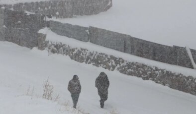 Türkiye’de yoğun kar yağışı: Ulaşım aksadı, kentler beyaza büründü