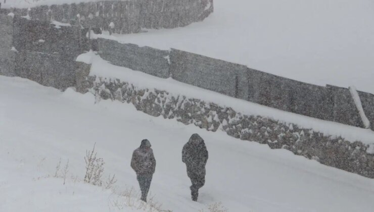 Türkiye’de yoğun kar yağışı: Ulaşım aksadı, kentler beyaza büründü