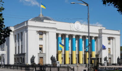 Ukrayna, sıkıyönetimde seçime gidebilmek için parlamentoda grup oluşturacak