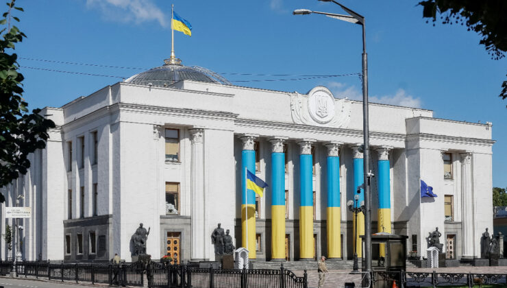 Ukrayna, sıkıyönetimde seçime gidebilmek için parlamentoda grup oluşturacak