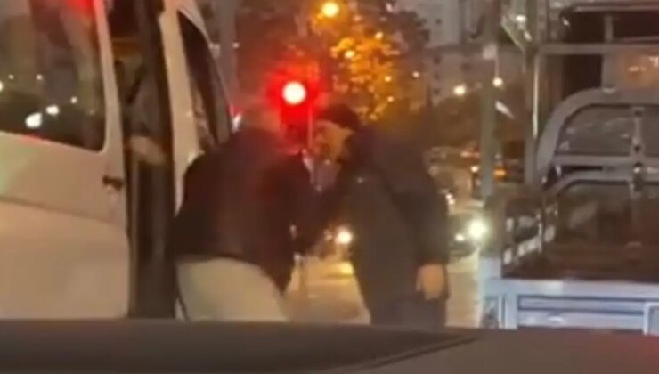 Ümraniye’de trafikte yumruklu kavga! Servis şoförü kağıt toplayıcıya saldırdı