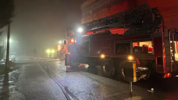 Uşak’ta poşet fabrikasında korkutan yangın!