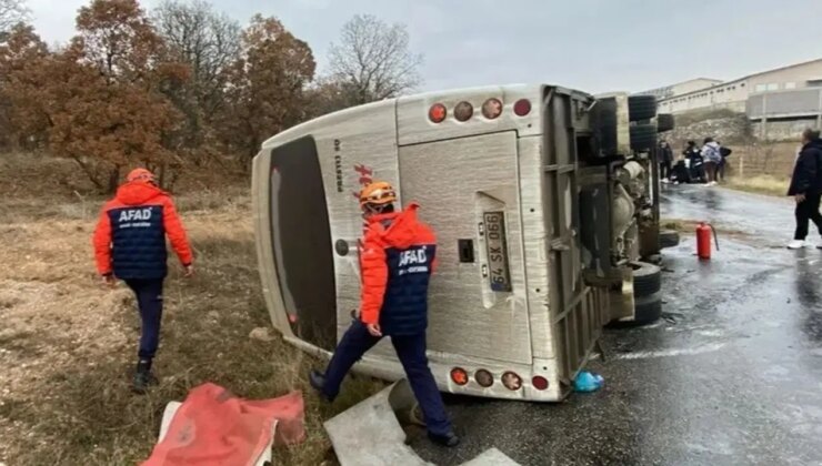Uşak’ta yolcu taşıyan midibüs yan yattı: Yaralılar var!