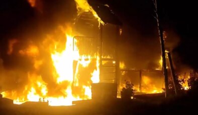 Üşümemek için ateş yaktılar, çocuk parkını küle çevirdiler